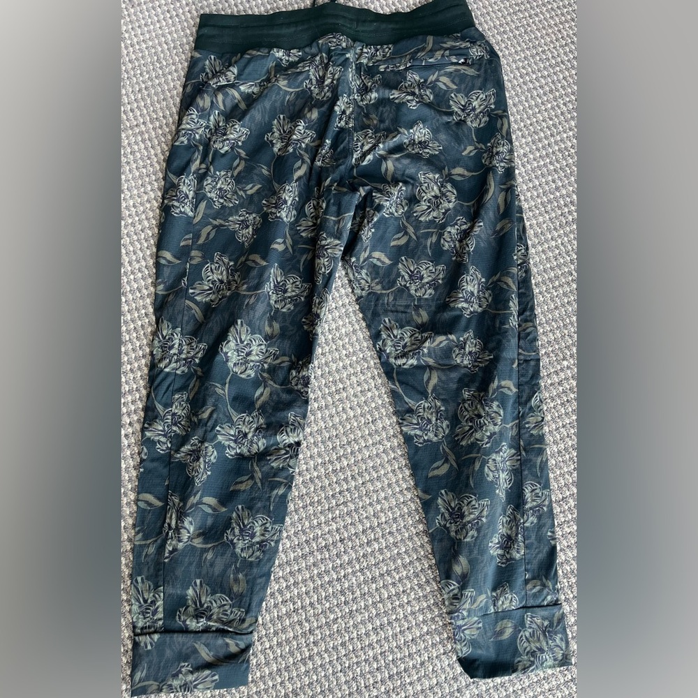 Athleta Trekkie Jogger Pants in Olive